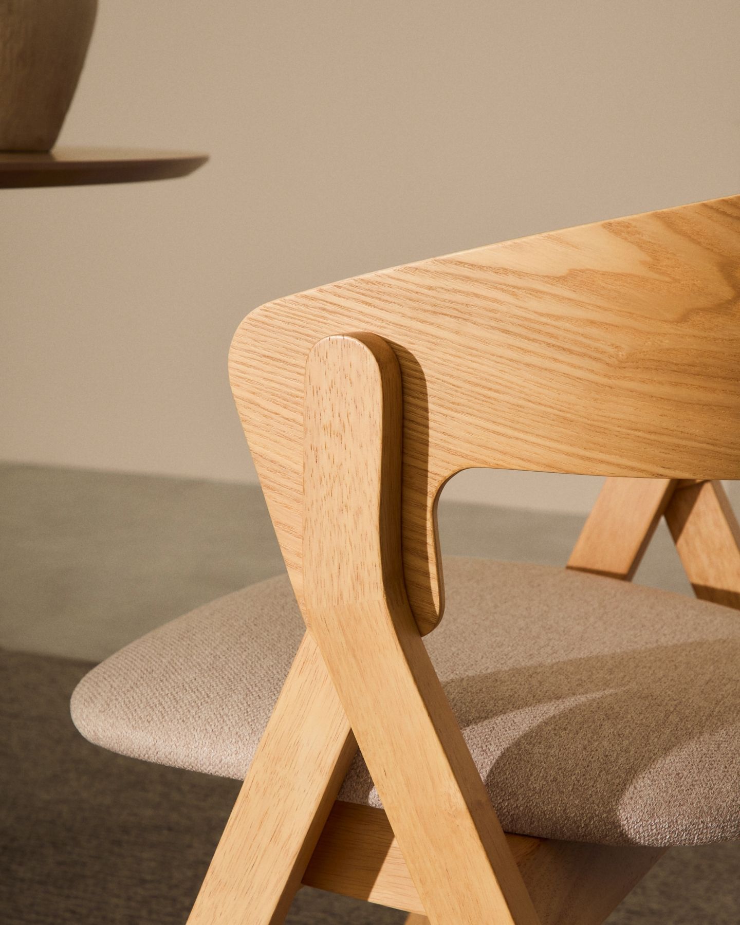 Стул Godia из дерева в натуральном цвете и бежевого шенилла