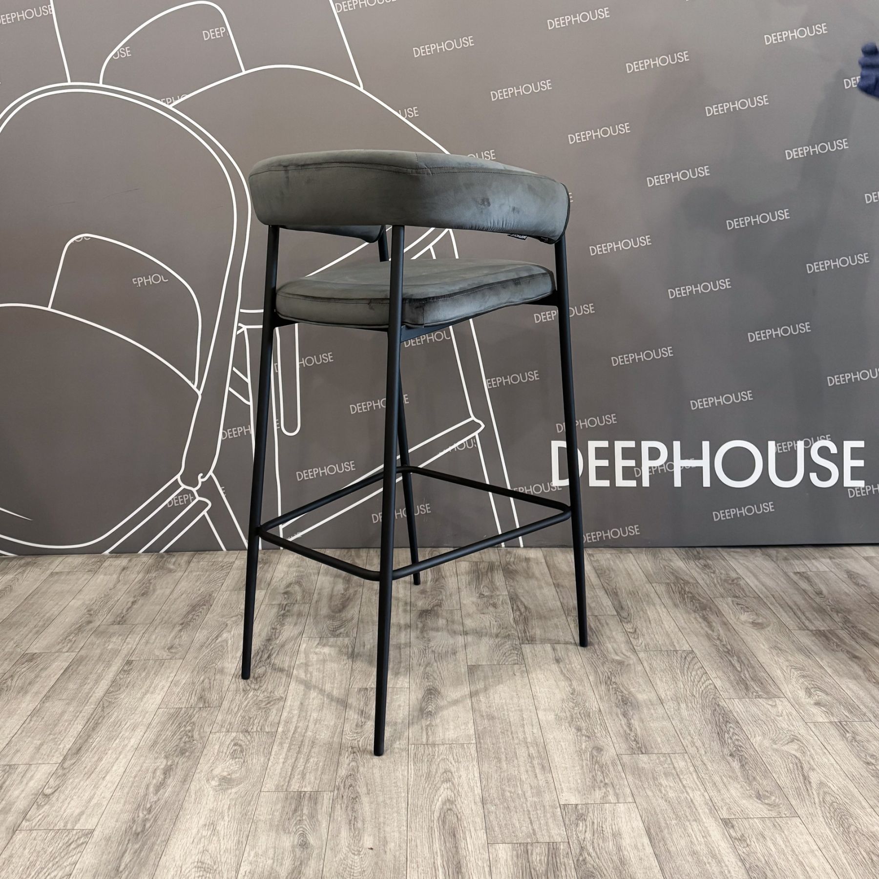 Стул барный Манчестер сиденье с наклоном темно-серый бархат ножки металл черный