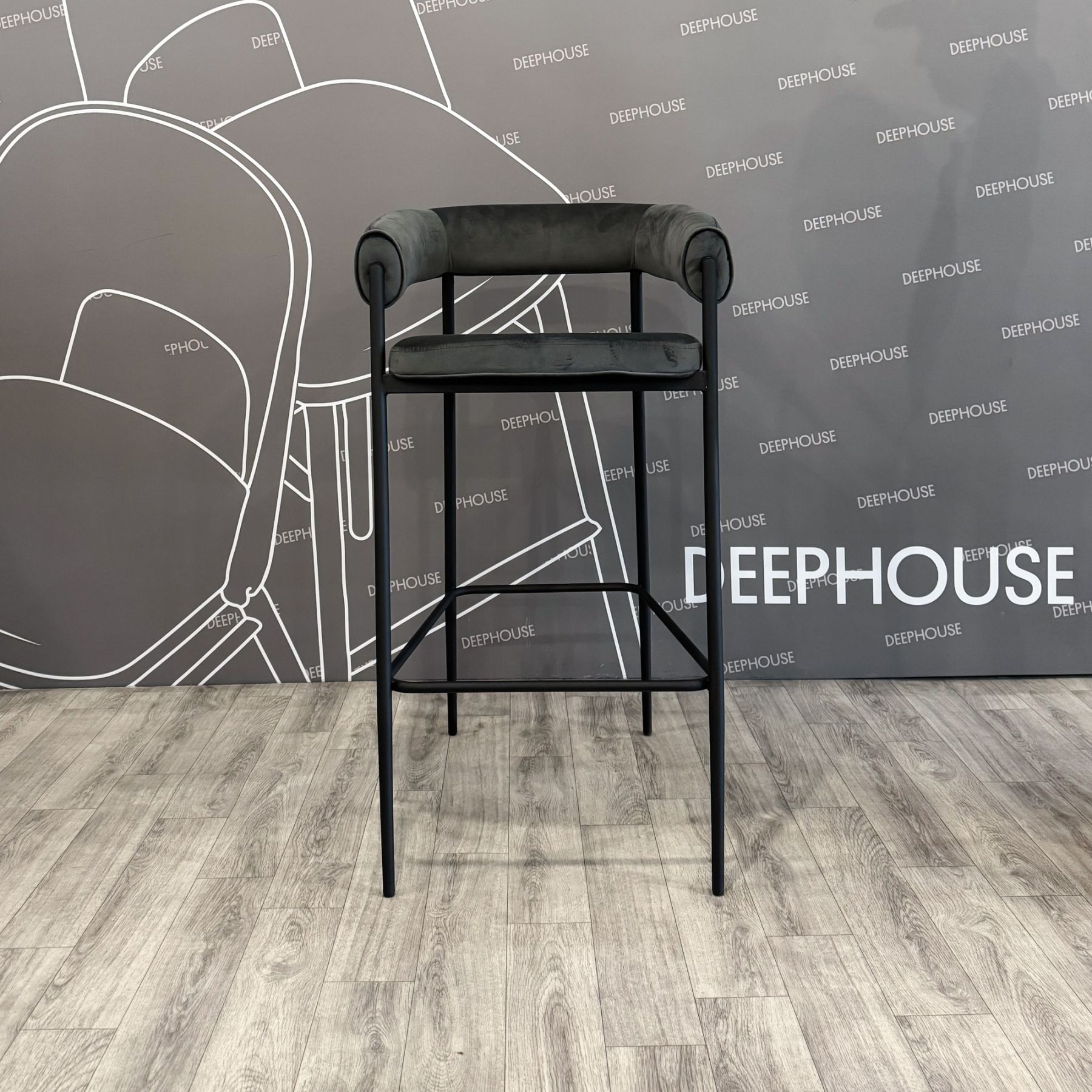 Стул барный Манчестер сиденье с наклоном темно-серый бархат ножки металл черный