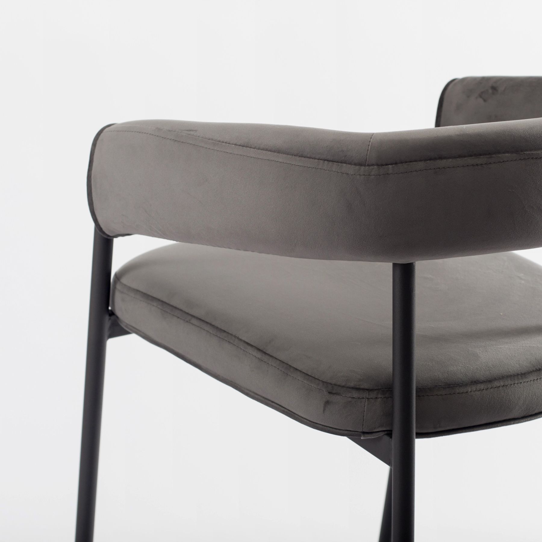 Стул барный Манчестер сиденье с наклоном темно-серый бархат ножки металл черный