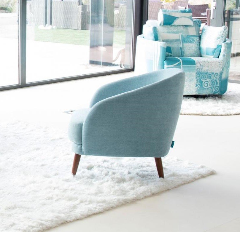 Кресло Komba на деревянных ножках