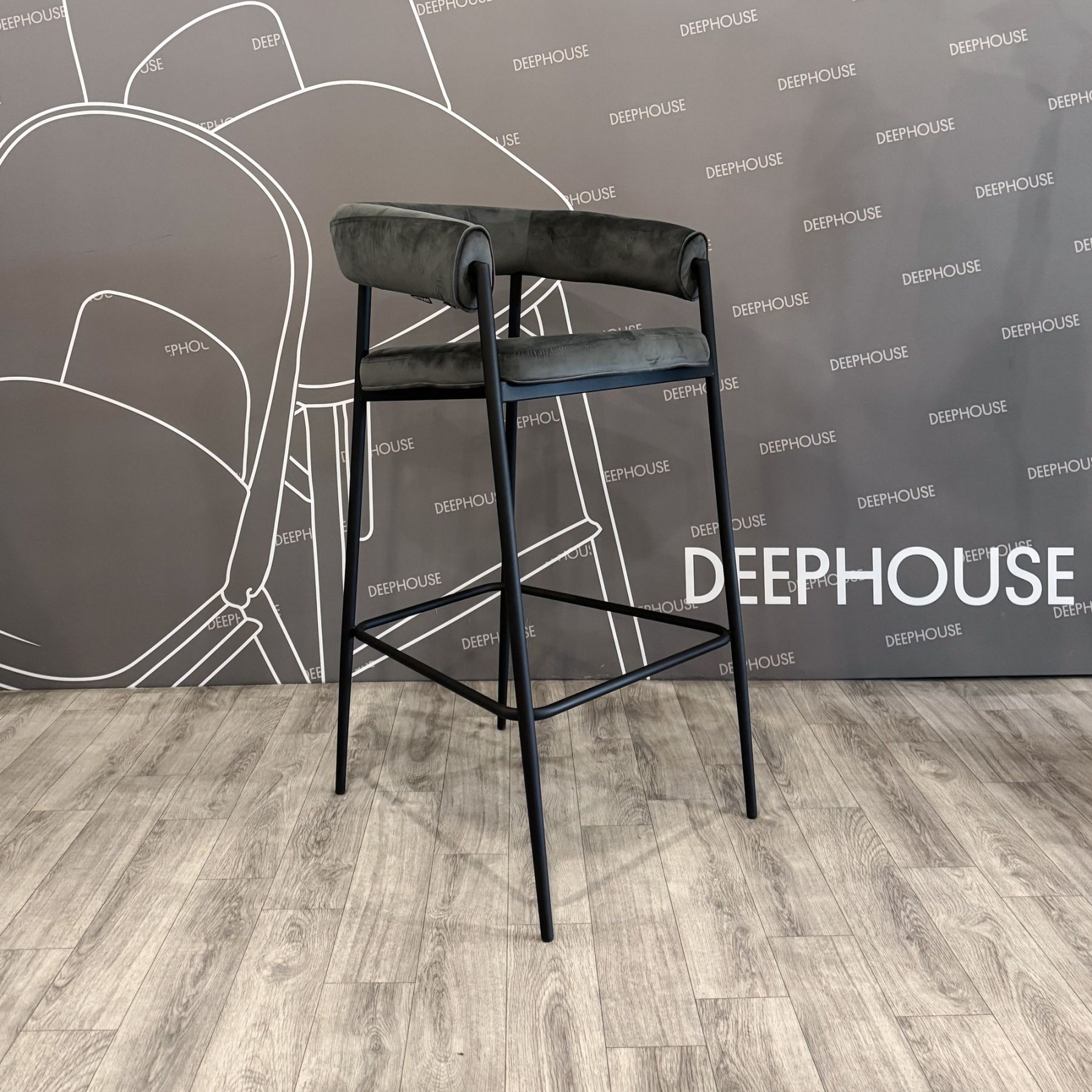 Стул барный Манчестер сиденье с наклоном темно-серый бархат ножки металл черный