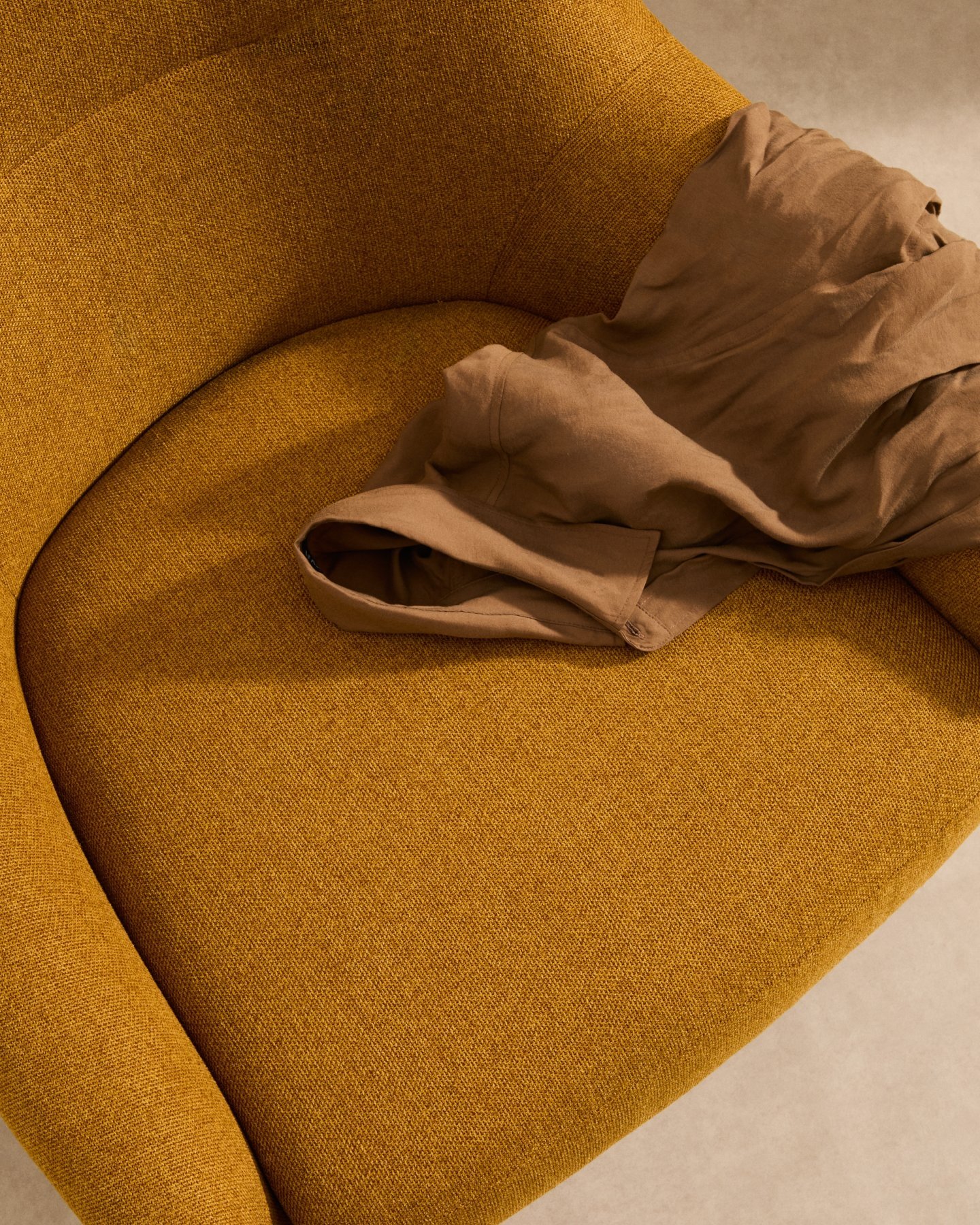 Кресло Candela горчичного цвета