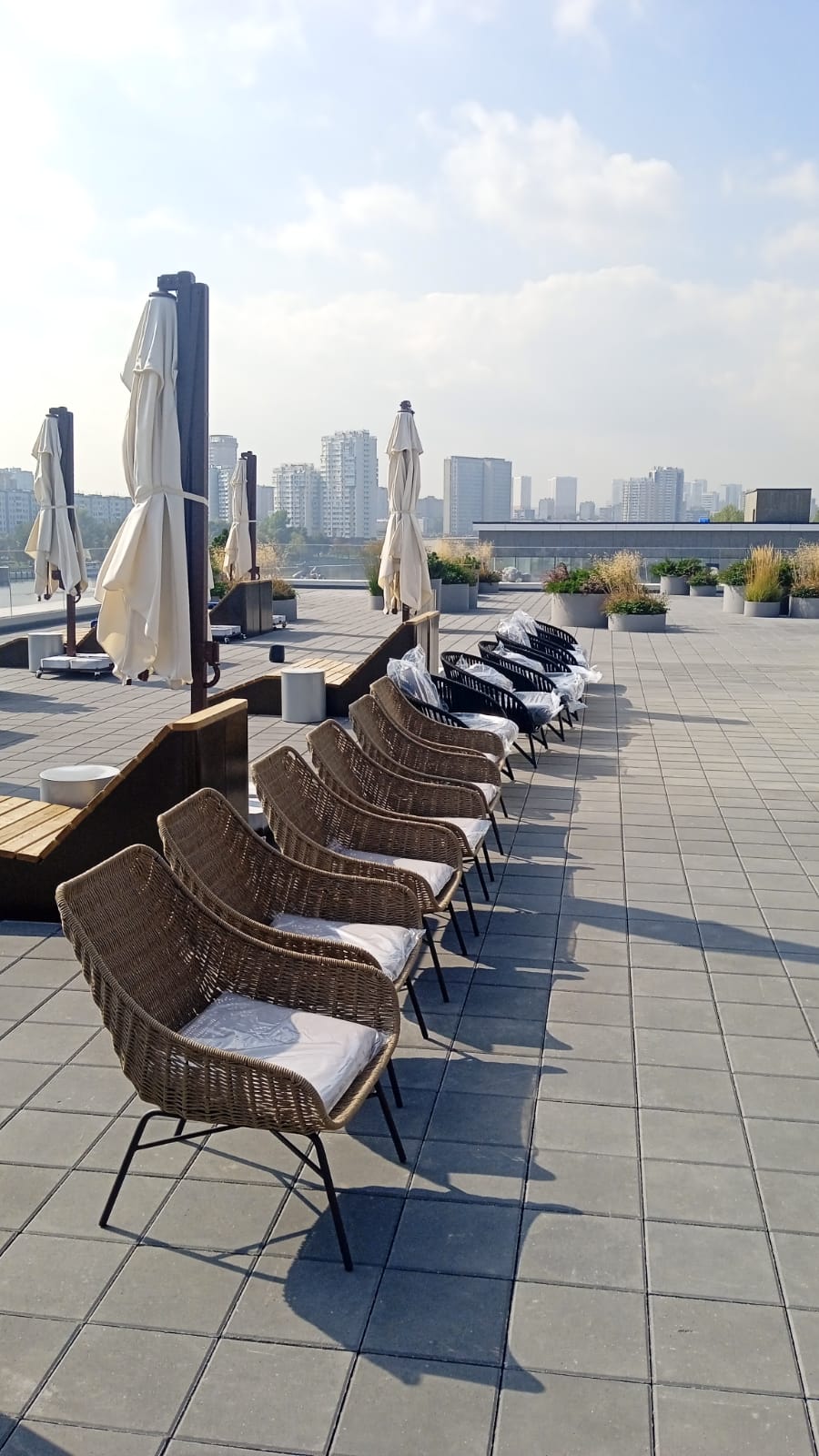 Филдс поставили уличную мебель для террасы Южного речного вокзала в Москве