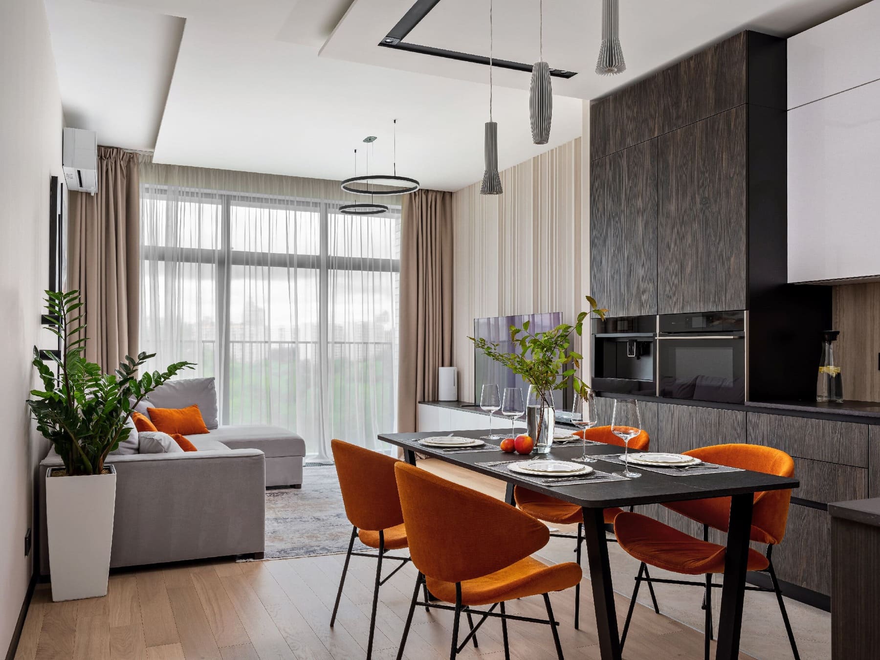 Интерьер «вне времени»: как дизайнер оформила евродвушку 90 м² для семьи с ребёнком в Москве