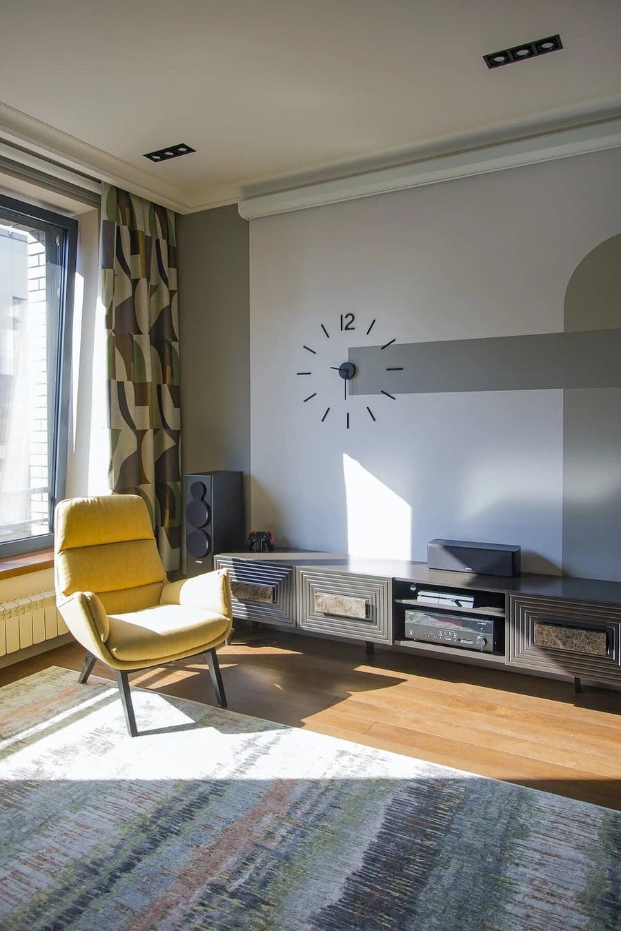 Стильный интерьер с геометричными акцентами: как дизайнер оформила евродвушку 63 м² для киномана